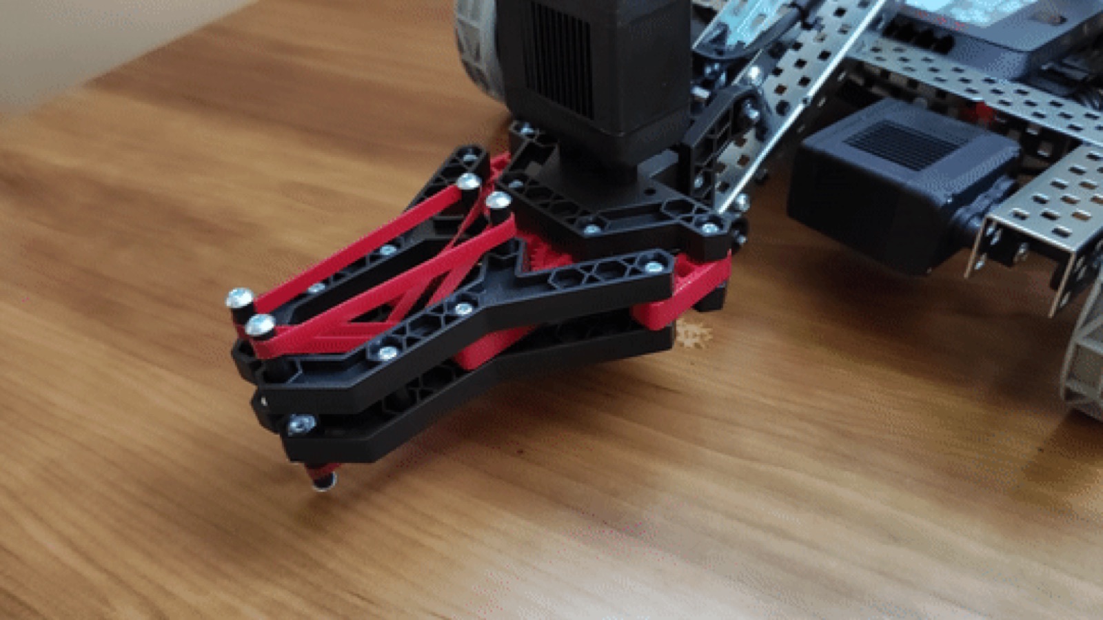 Close up of the linkage driven claw mechanism